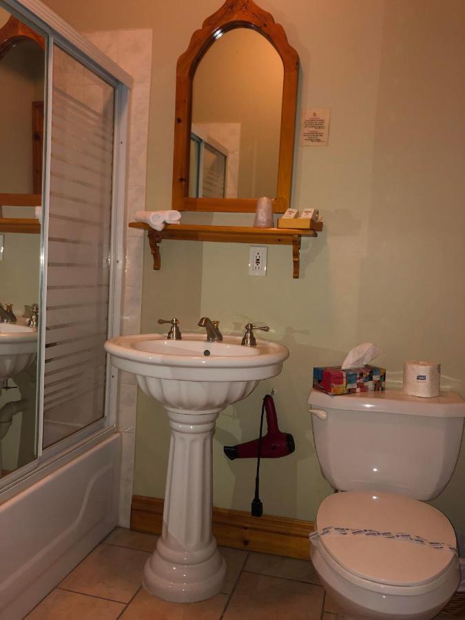 Manoir Ramezay Hotel Marieville ภายนอก รูปภาพ
